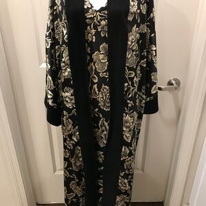 Jessica Lynn Black and Cream Floral Robe and Nightgown set. EUC